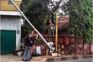 Petugas Dishub saat memasang traffic light.